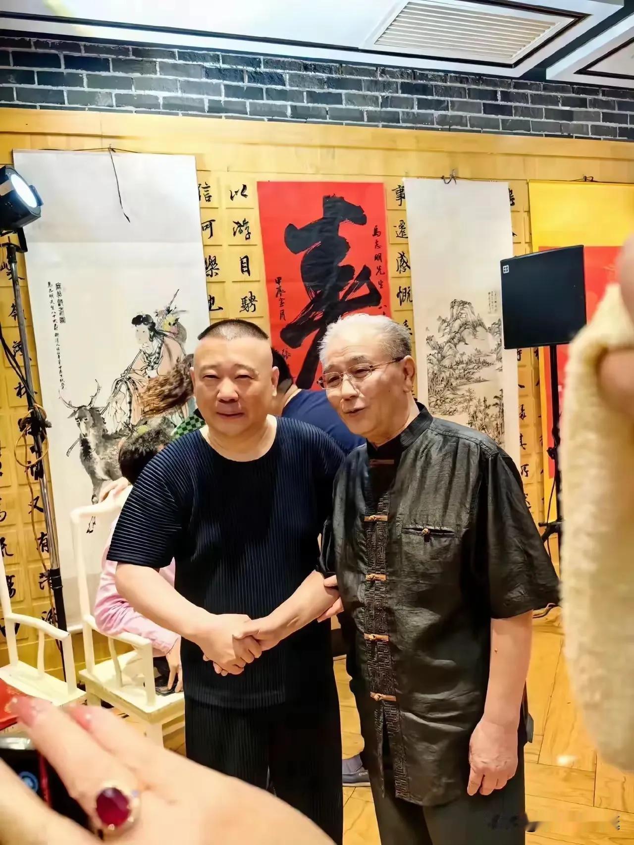论相声宗师是怎么练成的！
首先要拜一个正宗的师傅，以后行在世间，走到哪里都可以说
