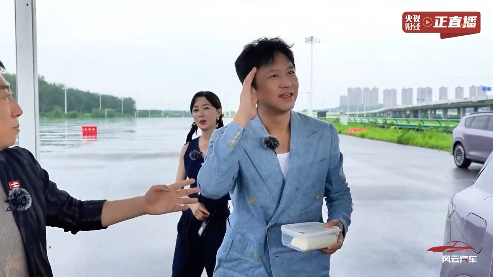 我勒个邓超把发布会开成赛车现场 了！岚图汽车这个品牌大使真选对了，感觉这种泼猴真