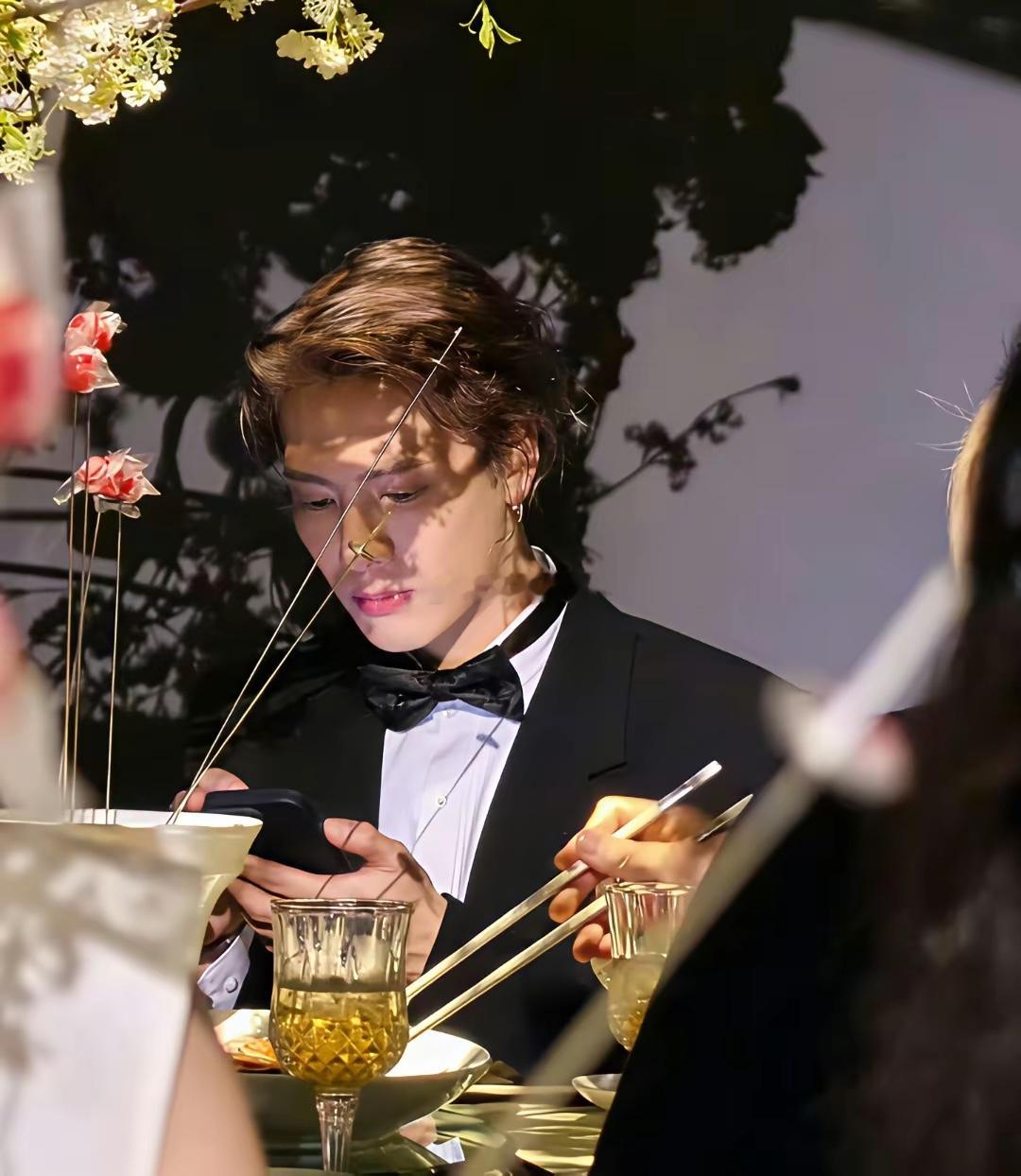 王嘉尔担任何猷君的伴郎，西装造型好绅士啊 
