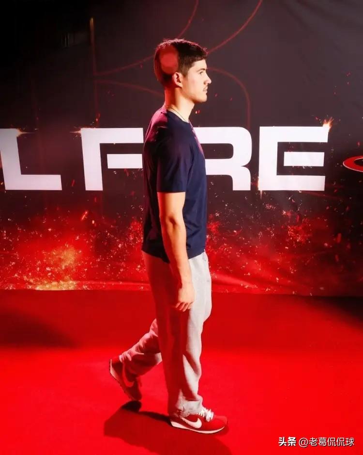 火箭新星谢波德真不配在关键时刻上场！在今天火箭主场以116：124输给湖人的比赛