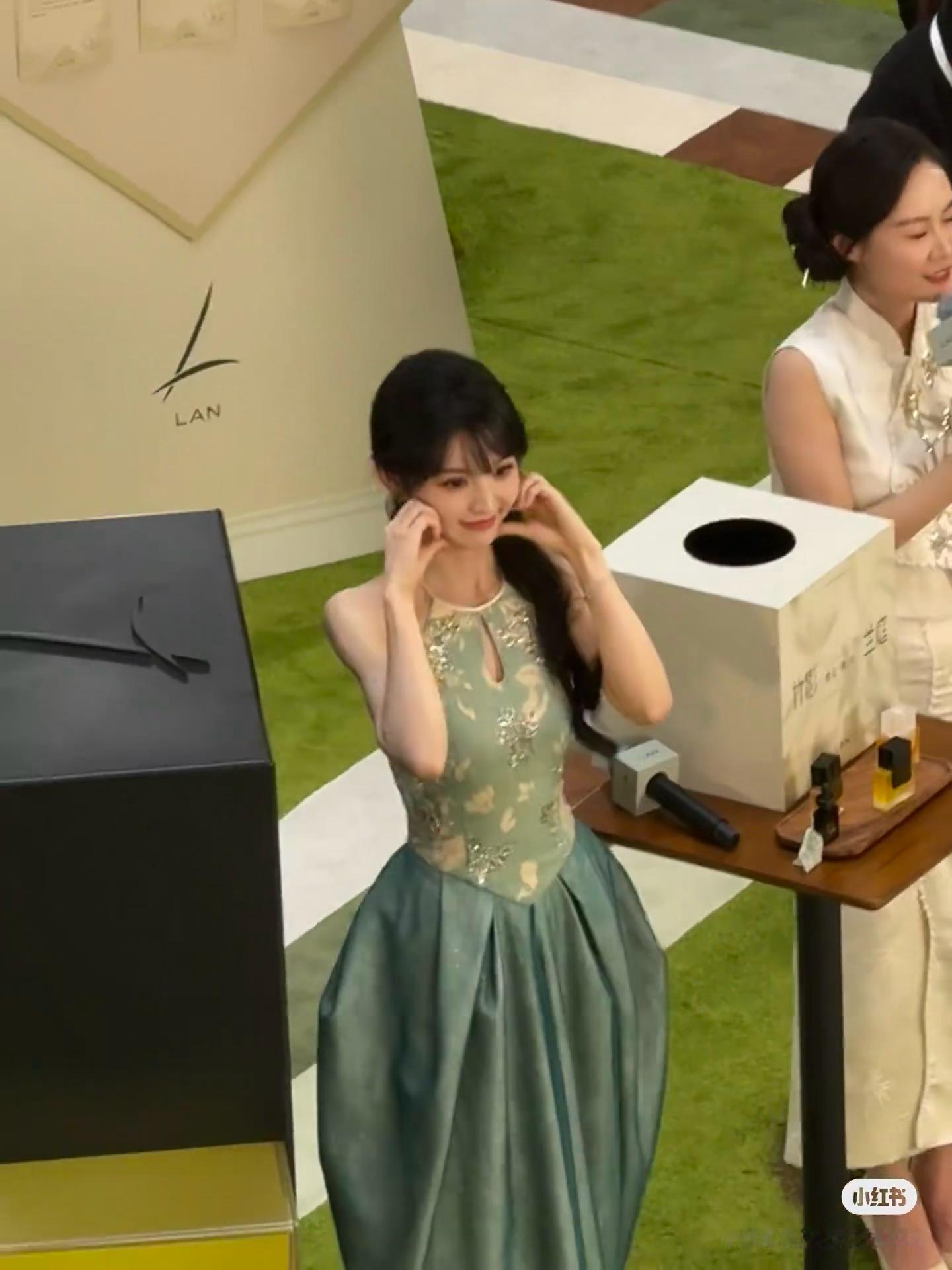 这是我看过的最萌的脸颊比心 