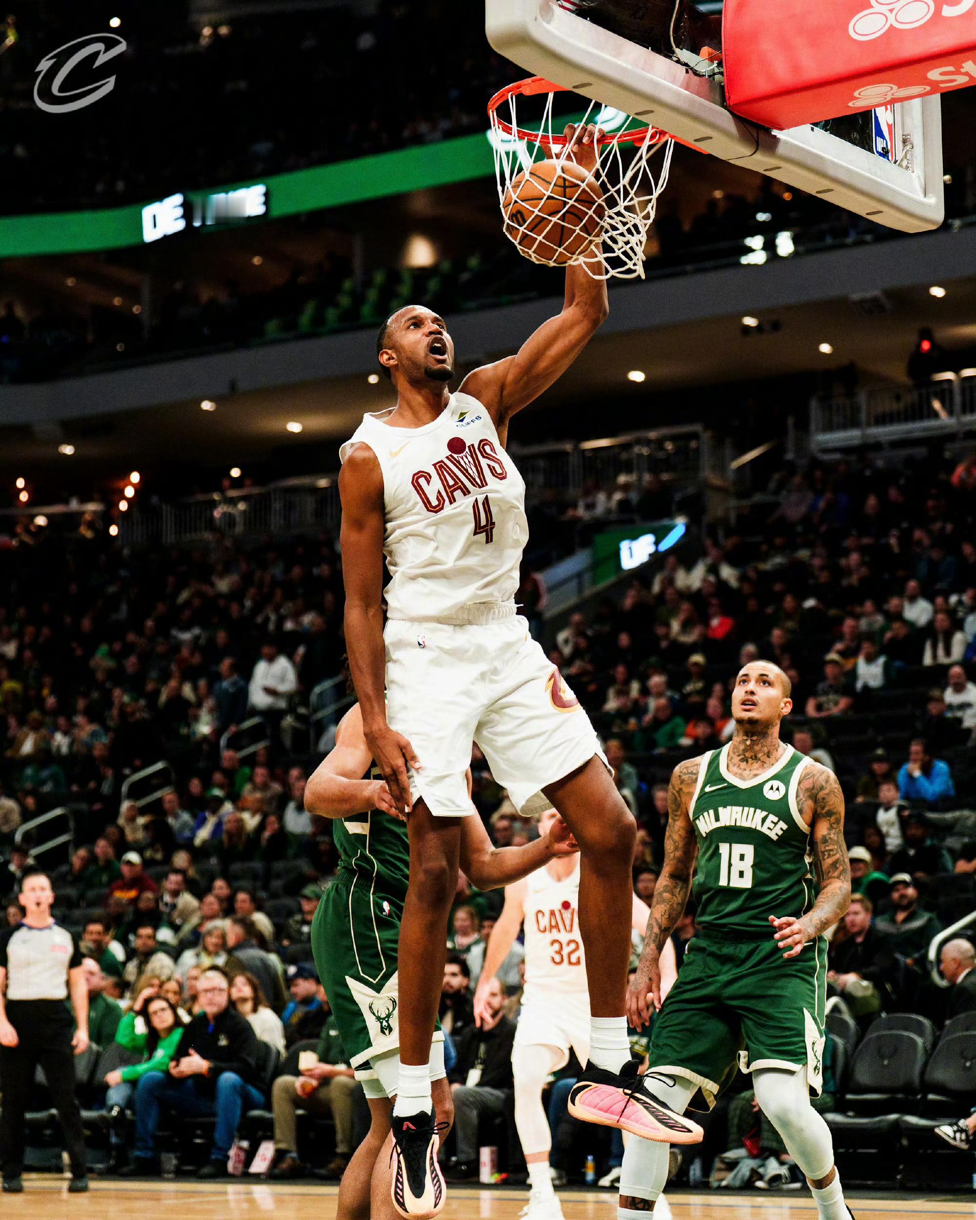 自阿伦￼受伤以来，莫布里6场比赛场均能够拿下21.8分10.3篮板2.3助攻2.