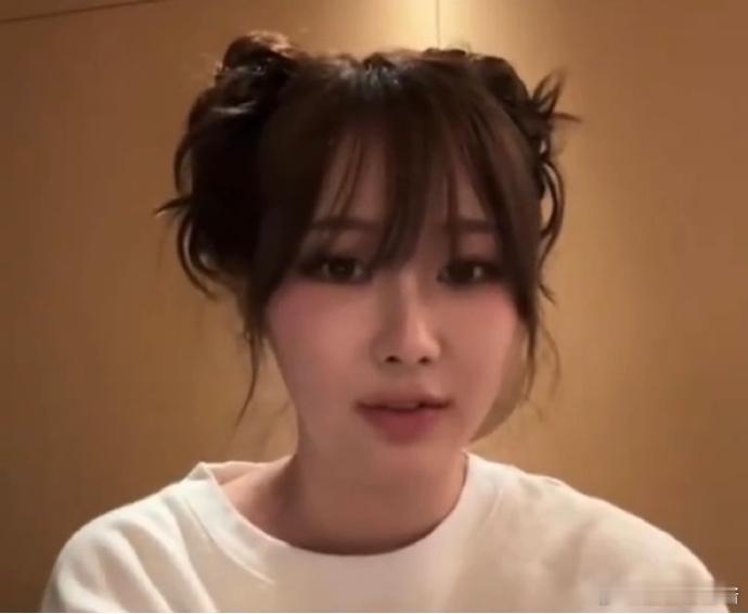 Giselle小品女王来了，给粉丝说中文，这语气和用词，平时没少听宁宁打电话吧[