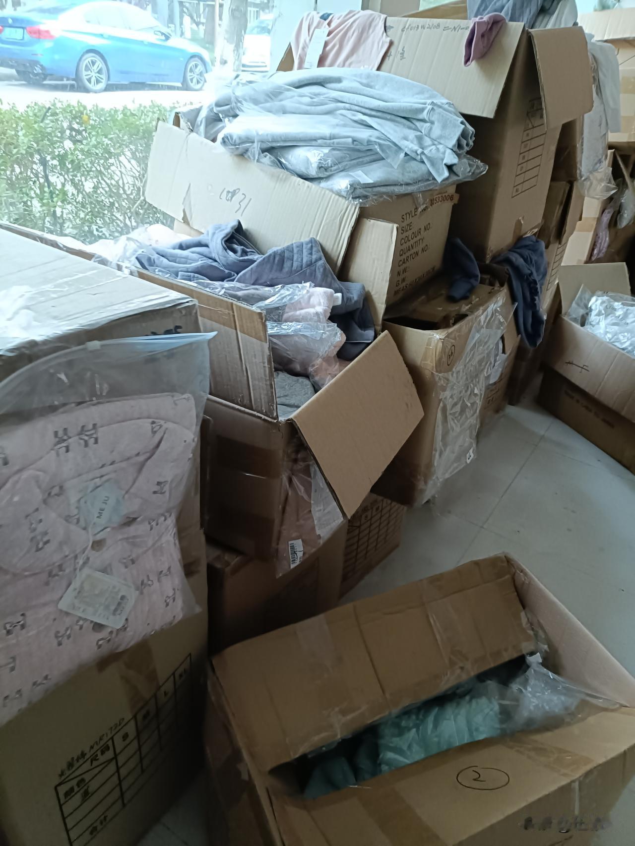 今天又跟着朋友去服装厂里买睡衣，出口多下来的尾货，成套的50元，短袖，长袖，双层