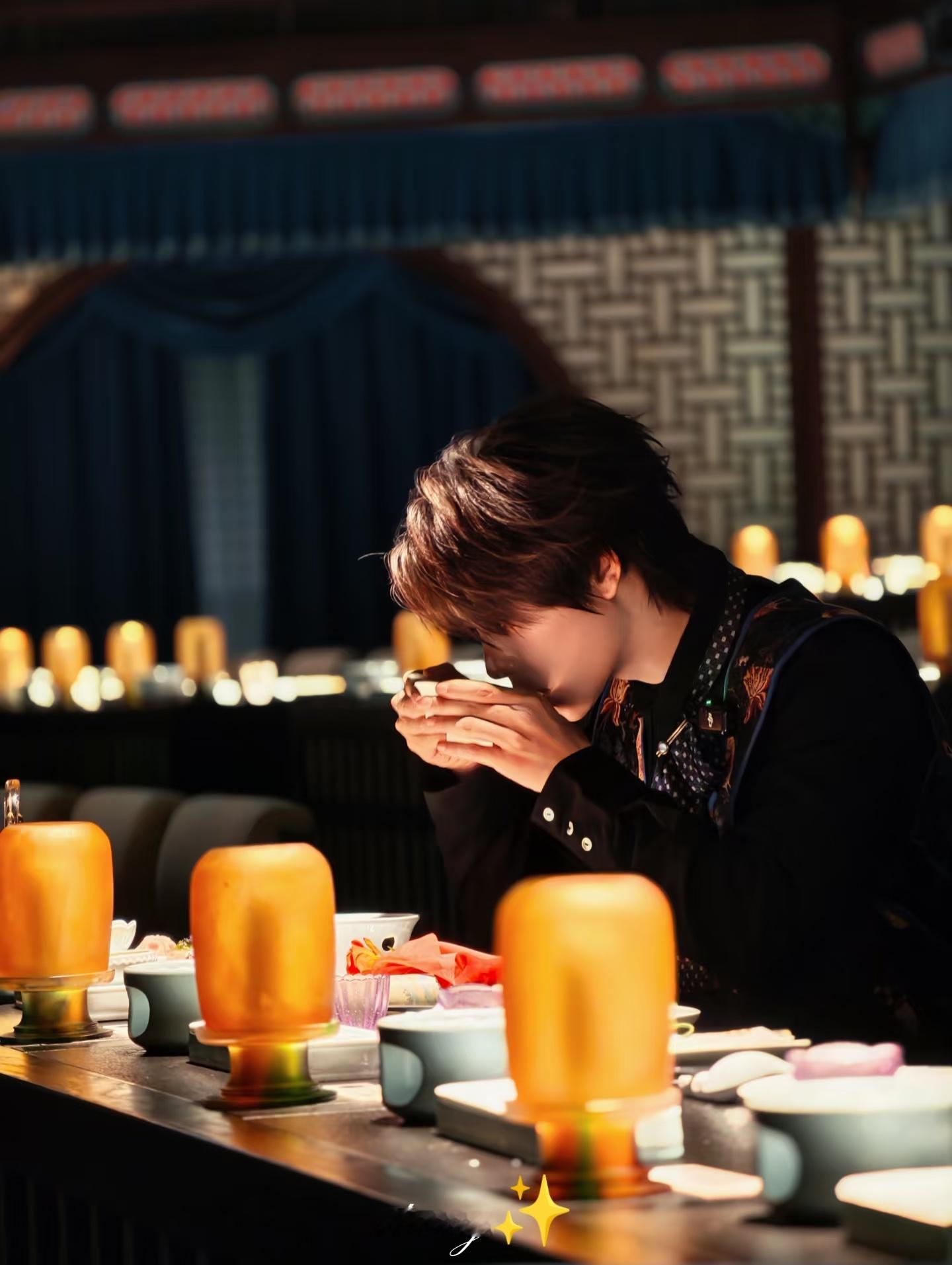 红薯上刷到了一组路透！肖宇梁实在貌美，拍的也很好，好喜欢cr.见水印 