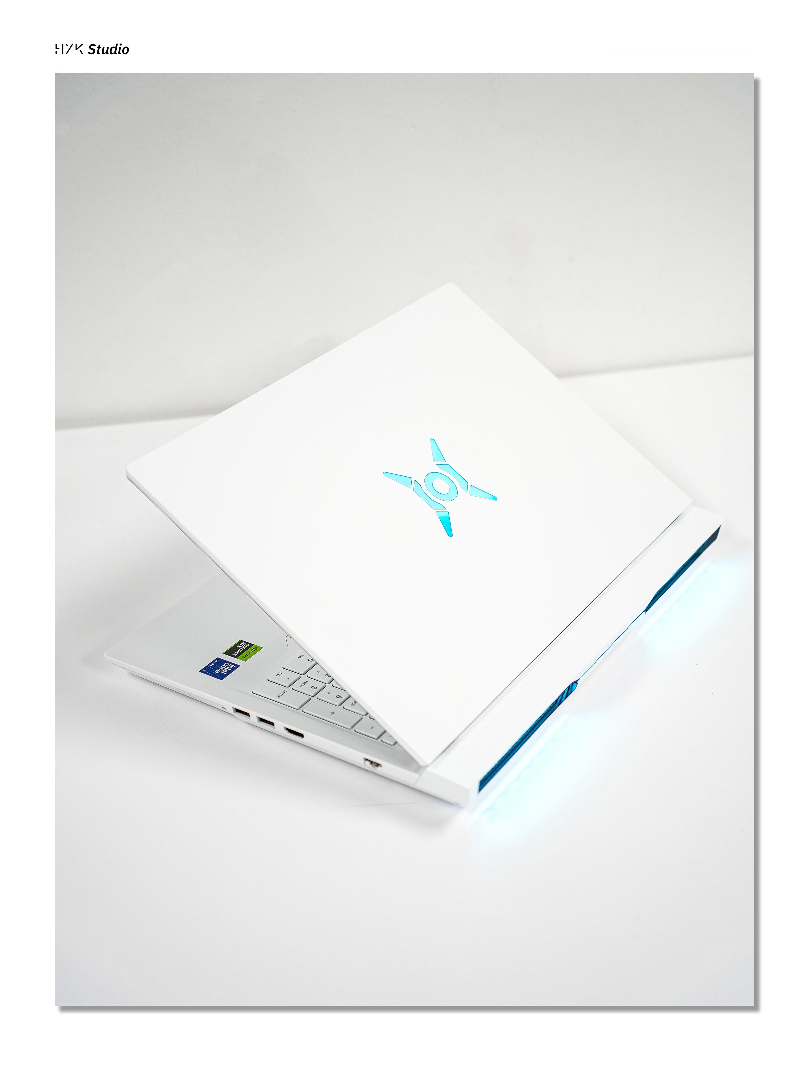 HYK图赏｜荣耀WIN游戏本 H9「闪白」，电泳工艺机身，摸起来有种陶瓷的感觉，