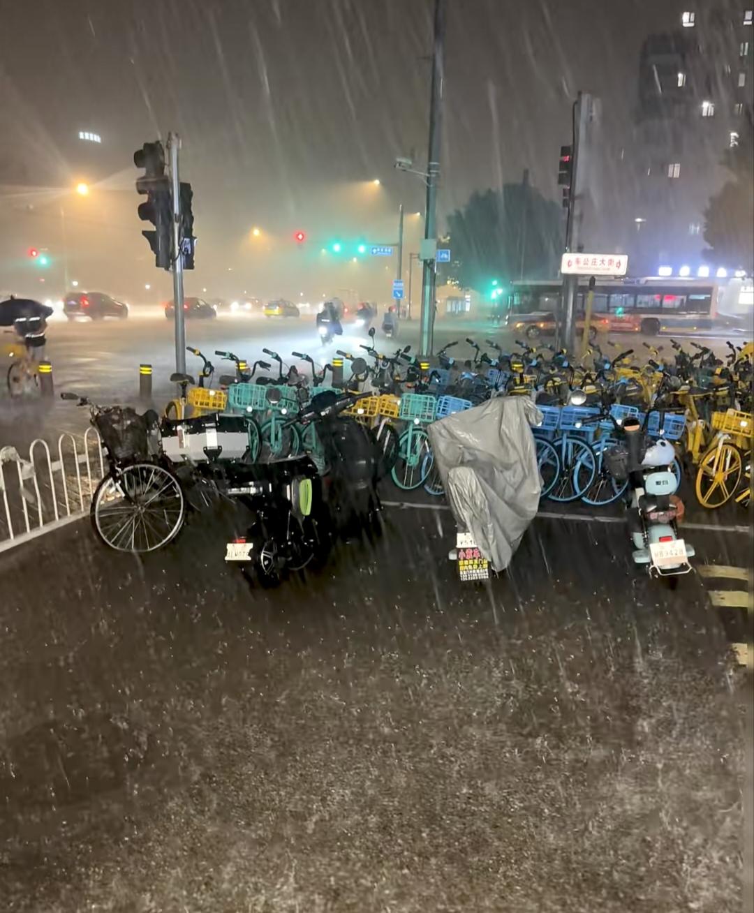 南方大暴雨破极值、红色山洪预警齐发——龙舟水变"龙舟劫"，城市韧性经得起考吗？