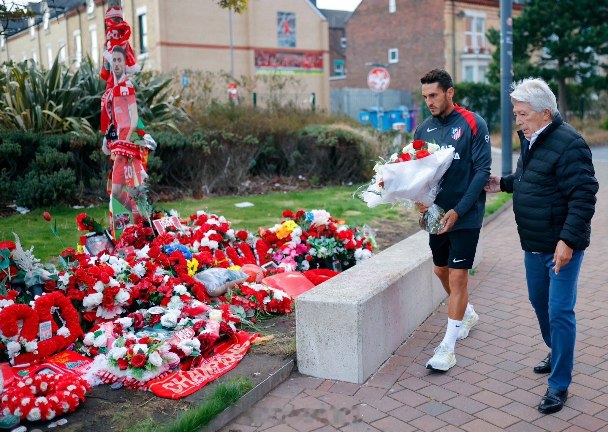 塞雷佐和科克去给若塔献花 ​​​