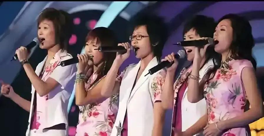 05超女审美修罗场：当年嫌短发丑，如今全员真香！
 
当年投票时，我妈指着电视直