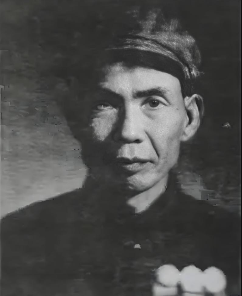 1950年11月，周德高攻入美军营地，听到一阵慌乱的喊叫，立即猛冲过去，竟是刚被