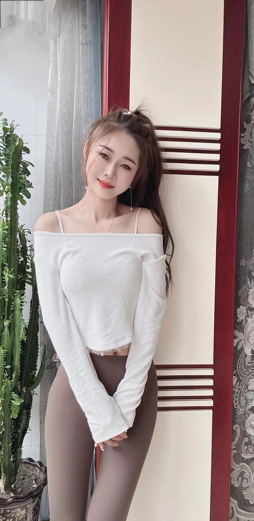 白衣轻舞，身姿袅袅。
