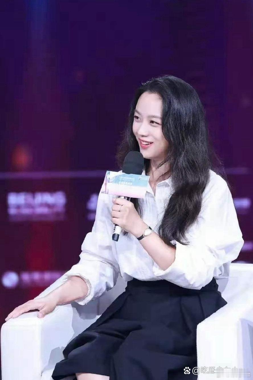 汤唯的气质真的好高级，她每次出来都是穿的简单大方，但是特别有女人味 