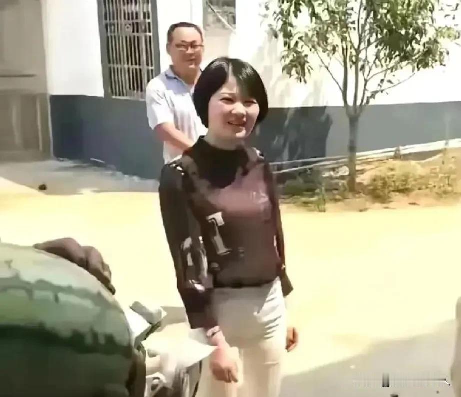 性侵女下属的县委书记毛奇这次是彻底倒在情妇的阴沟里了！李佩霞长得确实漂亮，但是也