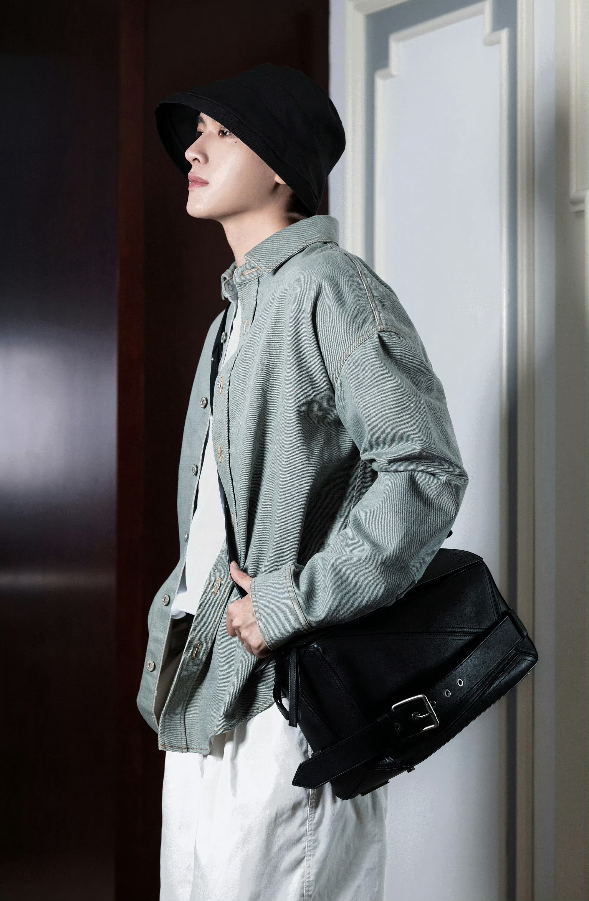 展轩 × LOEWE Puzzle Biker手袋大片随性不羁，个性十足的演绎?