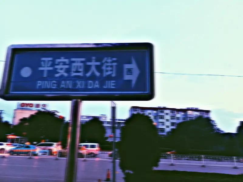 生活无需大富大贵，平淡安稳方为真谛。恰似董勇的父母，于粗茶淡饭间诠释爱情，三餐相