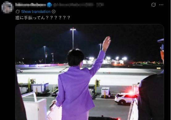 高市早苗这张抵达美国出机舱向下挥手的照片，在日本社交媒体尬上了热搜。很多日本网友
