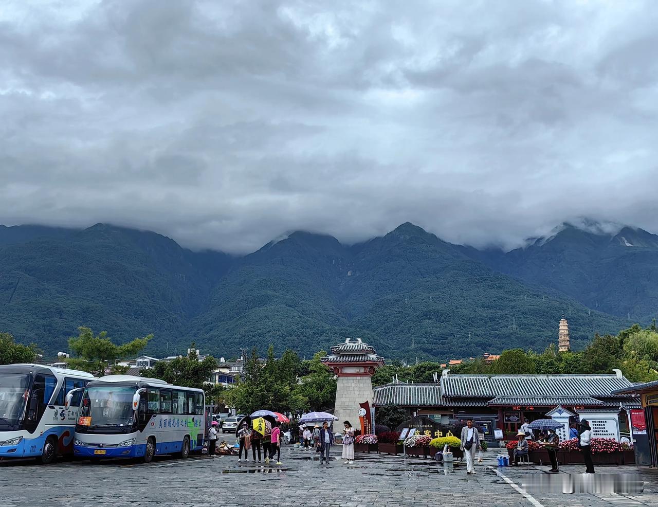 云南大理崇圣寺三塔，西背苍山，东面洱海。在这里即可看到苍山的雄伟，又可远观洱海的