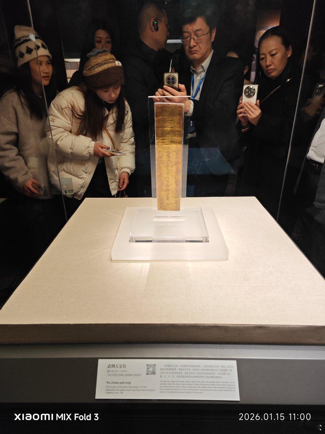 参观河南博物馆，虽然知道是网红博物馆，但没想到参观的人那么多。有最早的刻在骨头上