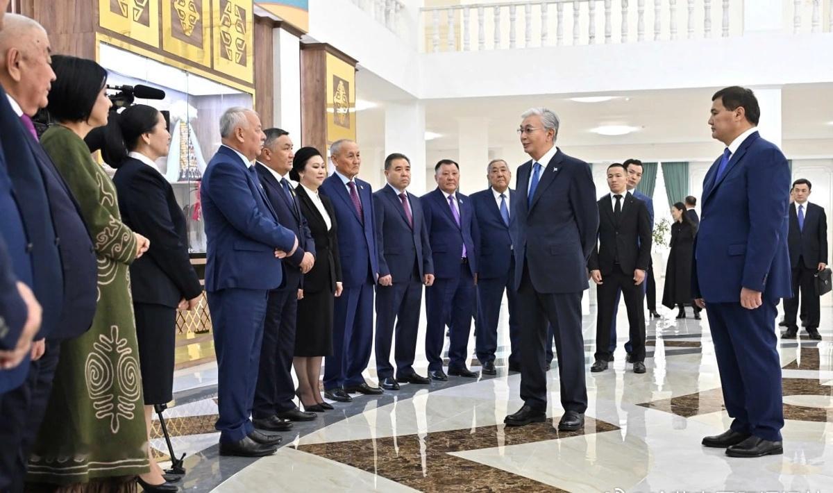 【托卡耶夫总统与克孜勒奥尔达州居民会面】据总统府新闻局消息，正在对克孜勒奥尔达州