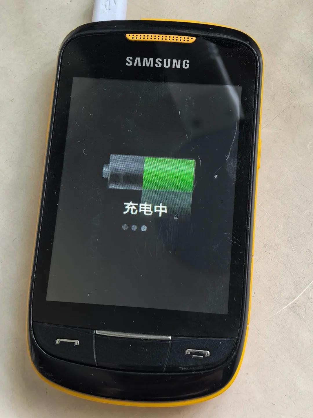 闲来无事，给旧手机充充电吧，高中时候用的手机，到现在还能开机