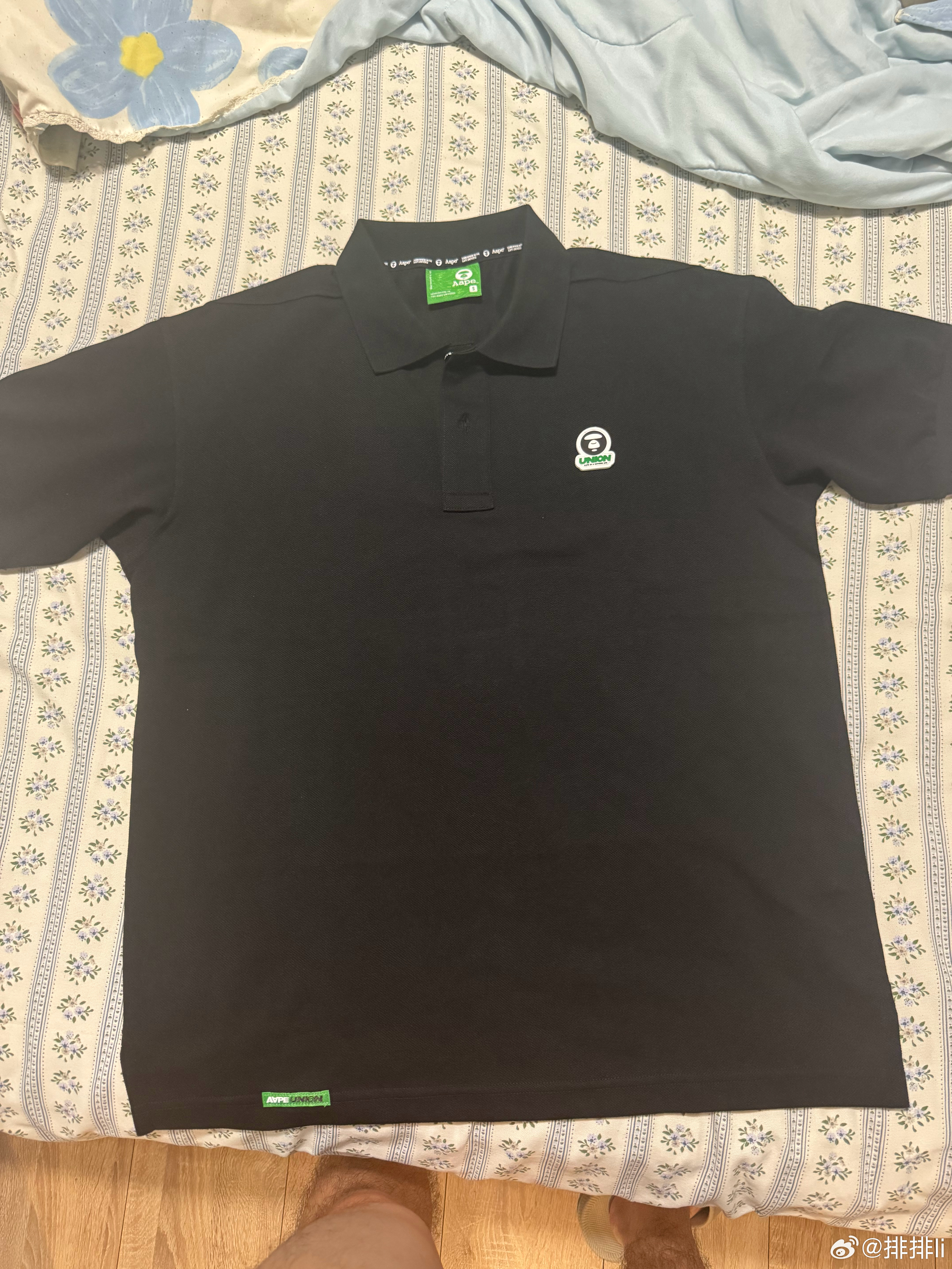 AAPE现在很多衣服，不知道为啥变的特别的宽版，长短合适但穿起来就是特别的胖特别
