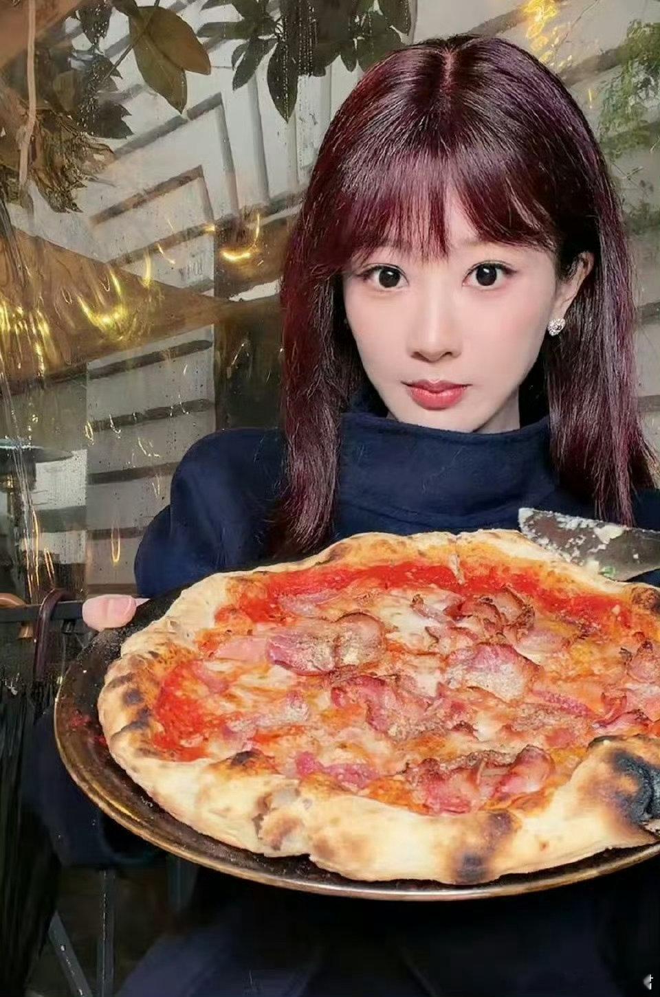 杨紫吃播让粉丝先吃 杨紫街头吃播好一场深夜的罗马街头吃播！！！杨紫还让粉丝先吃太