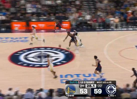 该说不说，勇士打球有点脏，伦纳德突破被连拉带拽，球衣都要撕破了。

今天NBA有