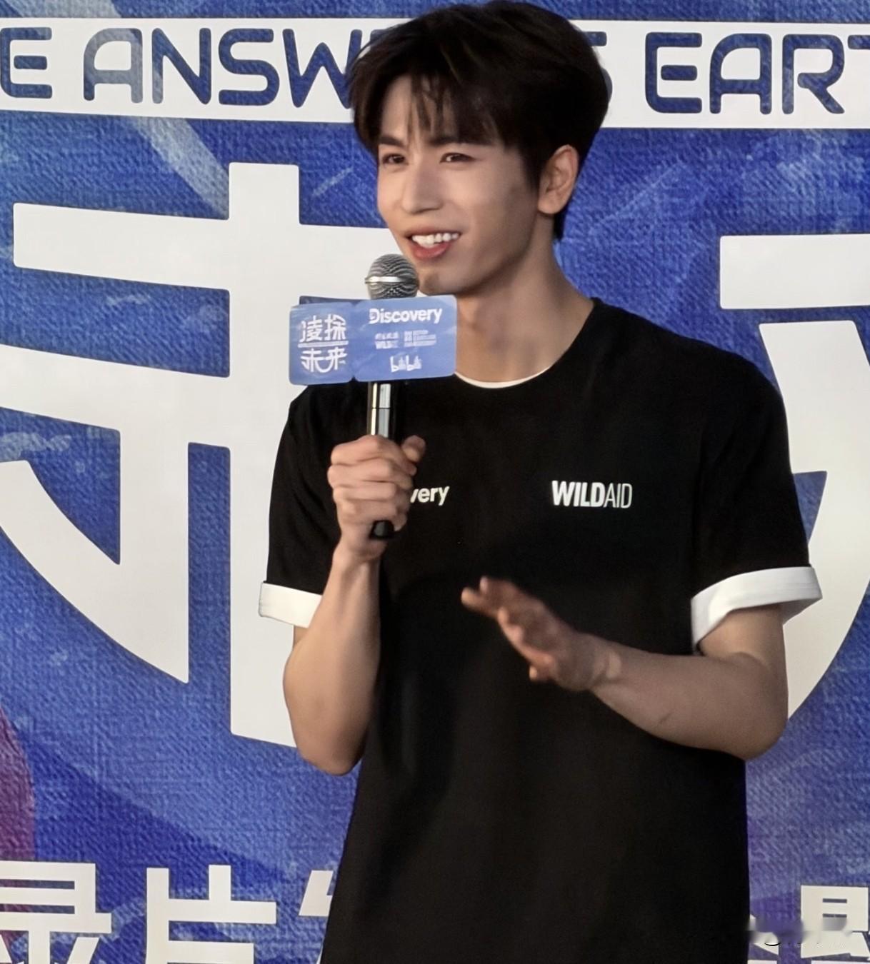 张凌赫在演艺界有哪些影响力张凌赫现在是95后男演员里的顶流，影响力挺大的。靠《苍