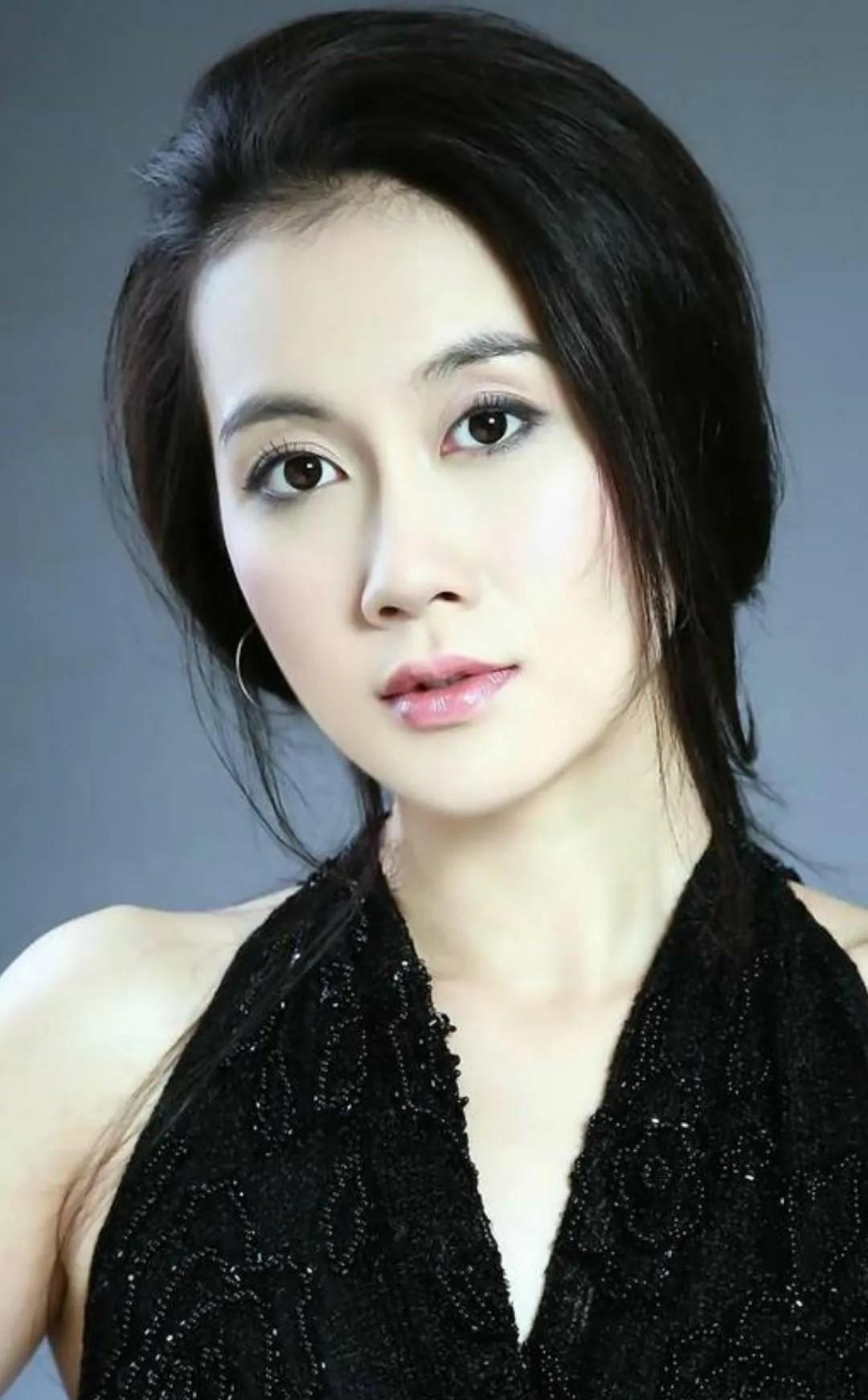 凌晨三点，当温峥嵘刷到“自己”正在直播卖货时，一场赛博时代的身份危机骤然降临。她