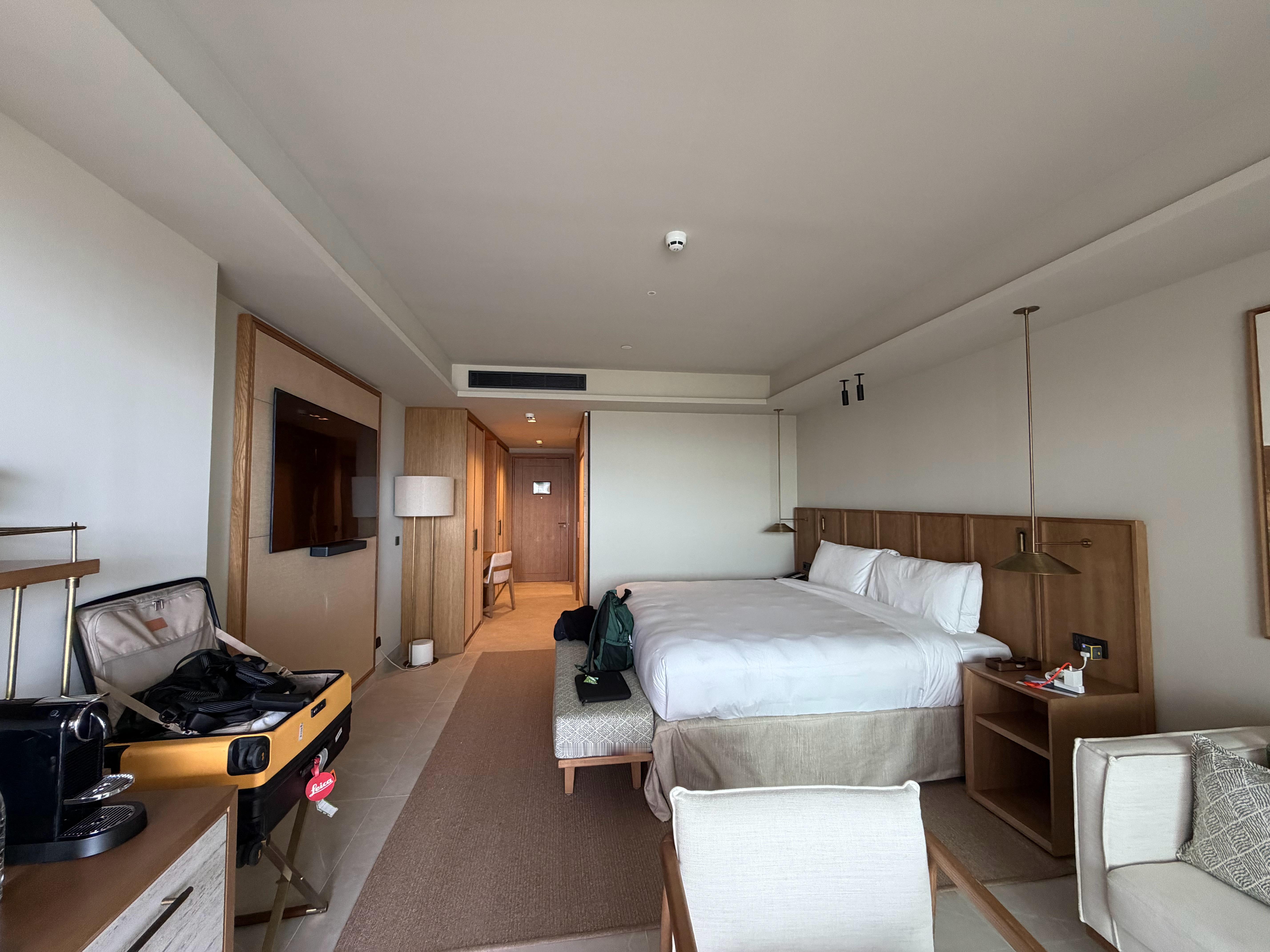 西班牙的马拉加第一次来，欧洲的小三亚，对面就是非洲，地中海沿岸，BMW今天这个酒