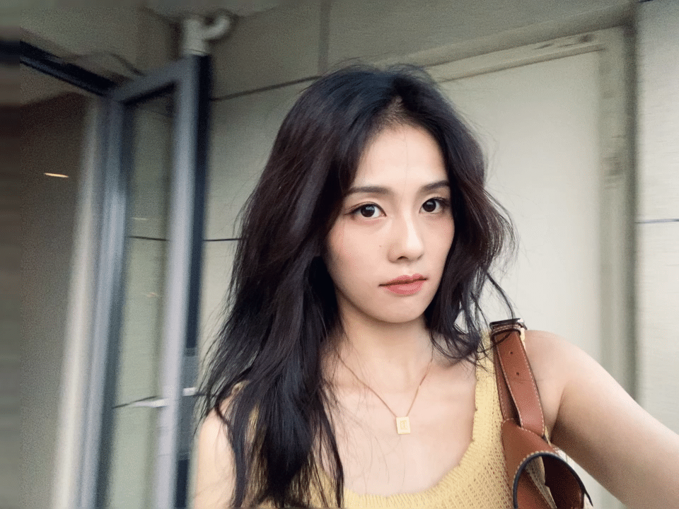 长长的头发 甜甜的微笑 淡淡的高冷感我好像~看到了王韵娜的身影咯白鹿