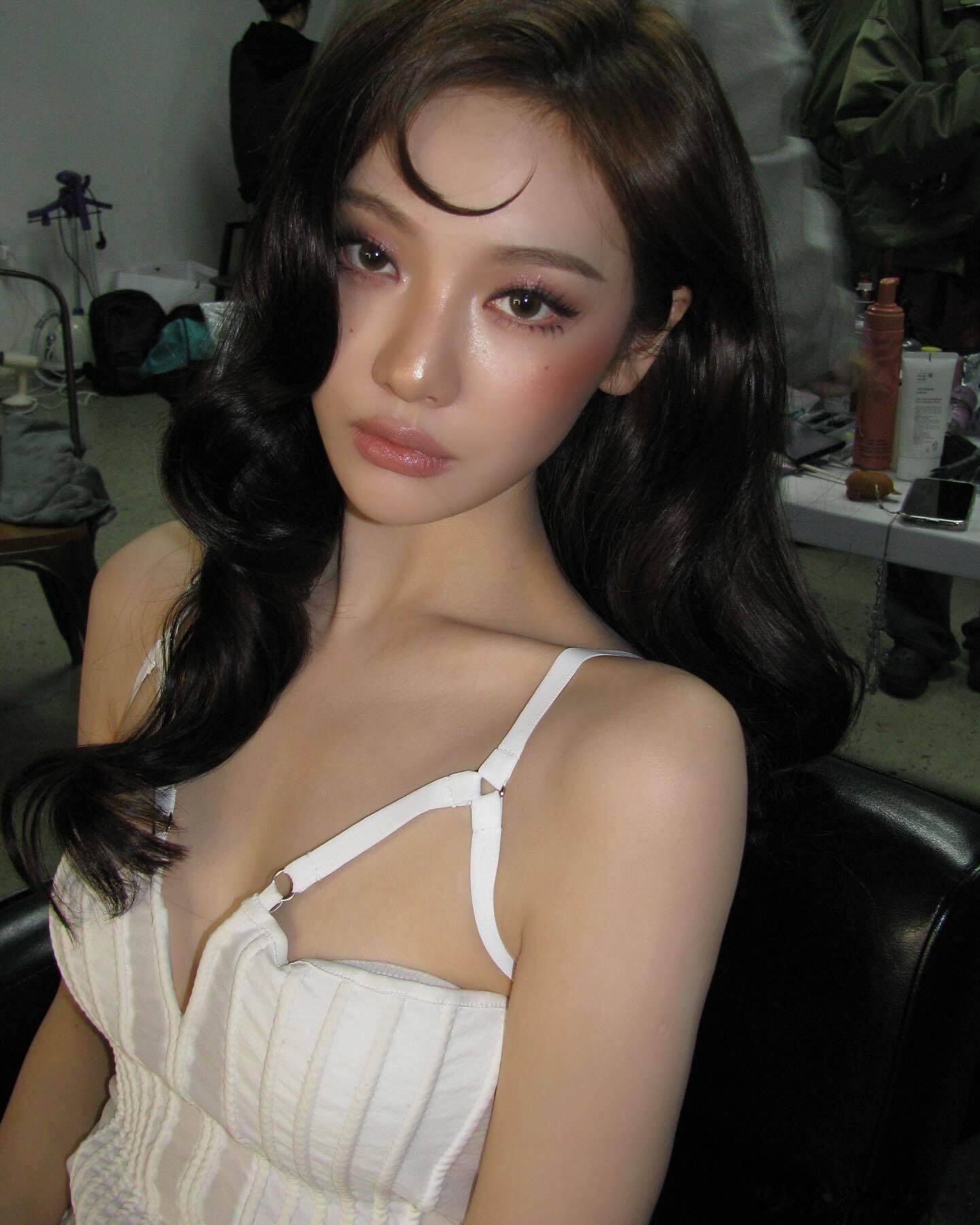 宁艺卓ELLE这个宁艺卓又想美死谁！中国女人就是大气此女是神女，美得不像话了🥹