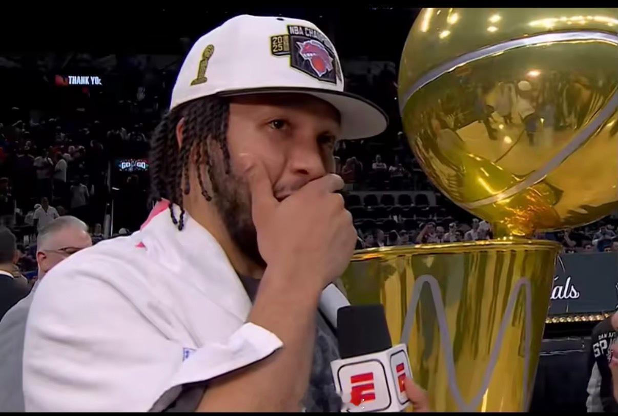 NBA总决赛继续进行，尼克斯客场击败马刺，大比分4-1夺得总冠军。夺冠那一刻，布