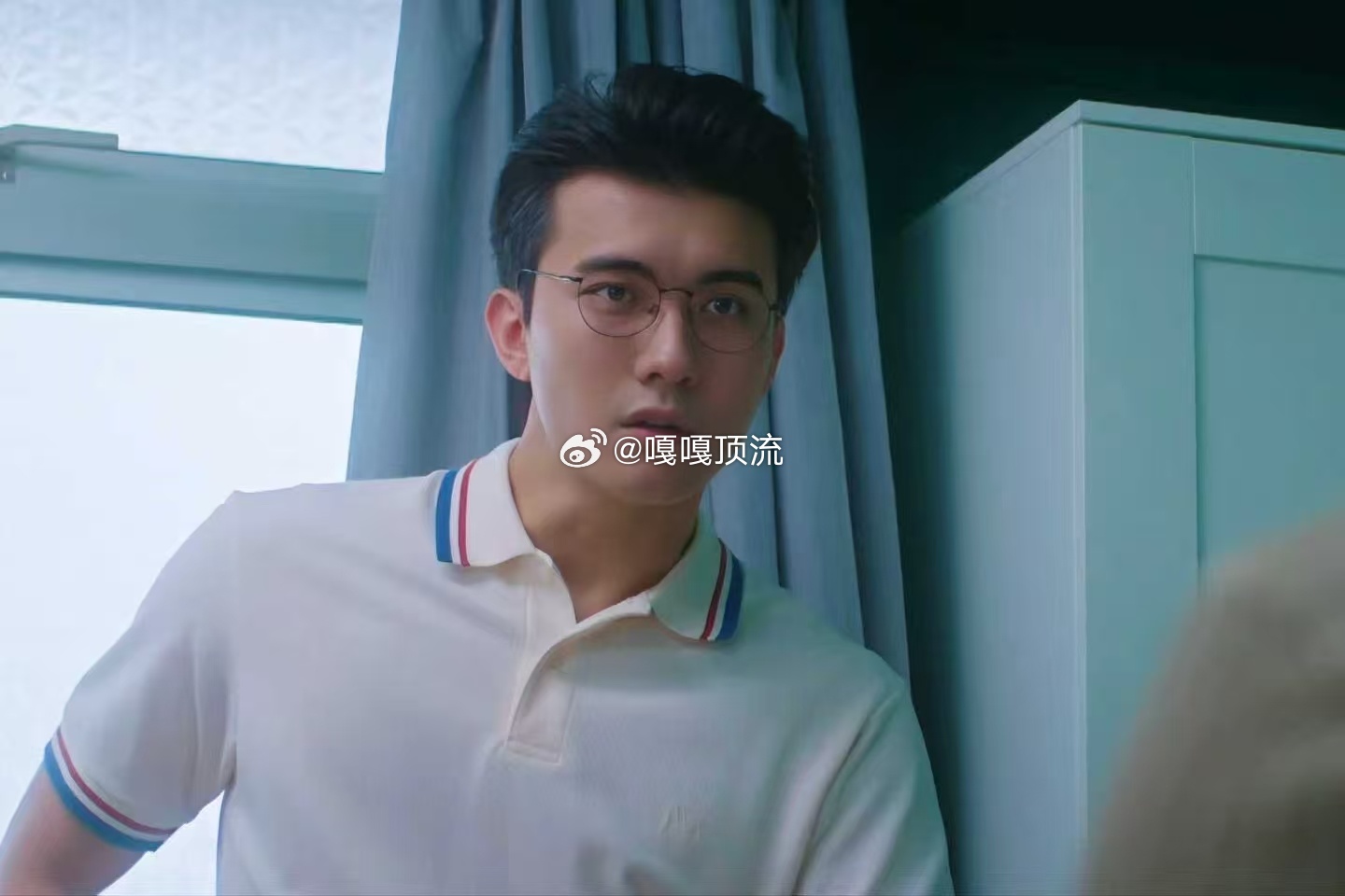 新加坡演员张哲通新剧活出好命来 上线播出，这波造型好帅啊！看着小狗的眼神都是桃心