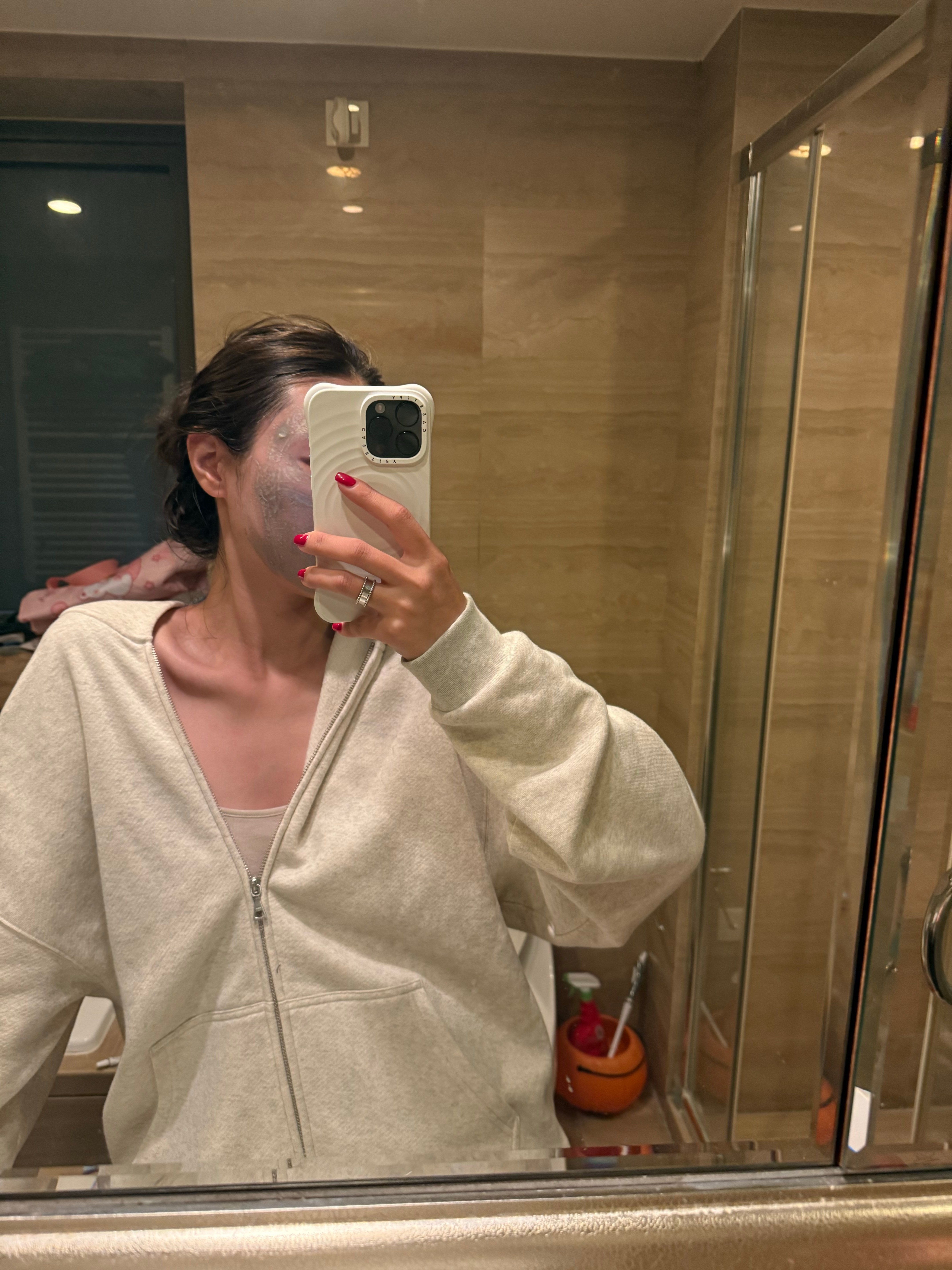 上次泰国买的清洁泥膜超级好用和精油一个牌子上一期的卫衣是我挚爱 舒服爆表 ​​​