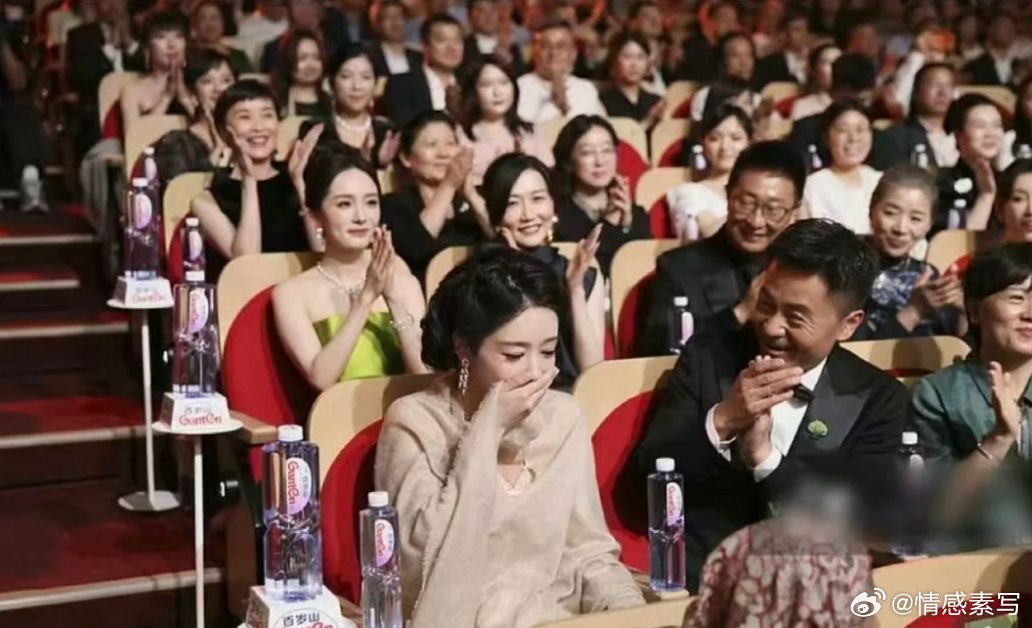 杨紫坐在杨幂前面有没有可能，白玉兰奖其实早已定好？ 不然你看这次的坐位安排，杨紫