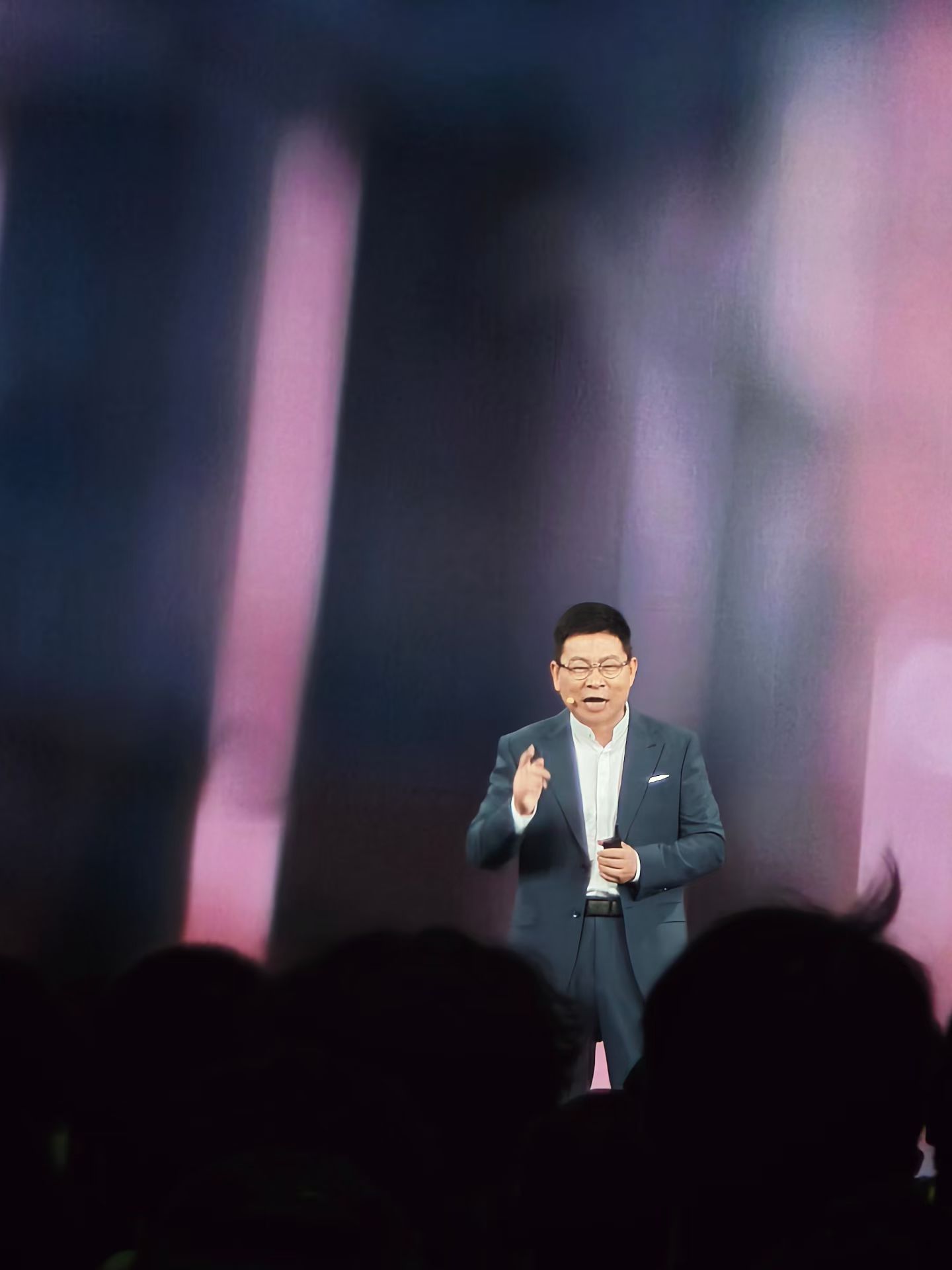 余承东曾称扛不住了也可能涨价老余的原话是：内存高昂涨价，所有的手机之后可能都要大
