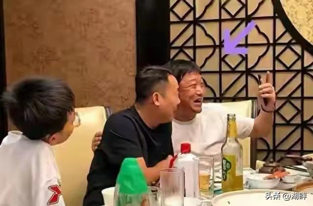 从拍摄贾冰的角度来看，这个录像的人你还真惹不起只能躲，遇到这种情况，中途应该找点