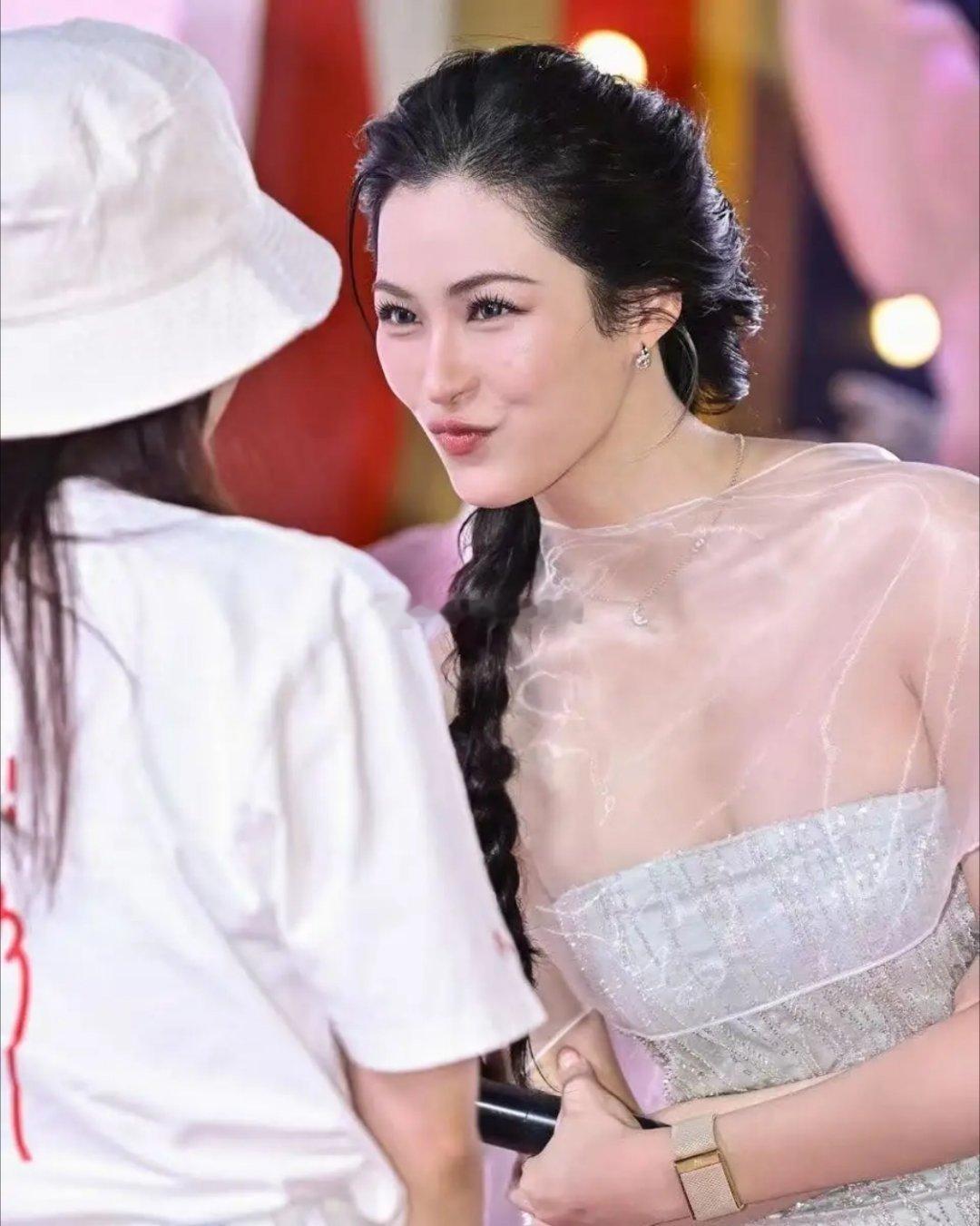 邝玲玲出席活动遇失恋粉丝诉苦，即回头温柔安慰：要爱自己知道吗！！！！！ 