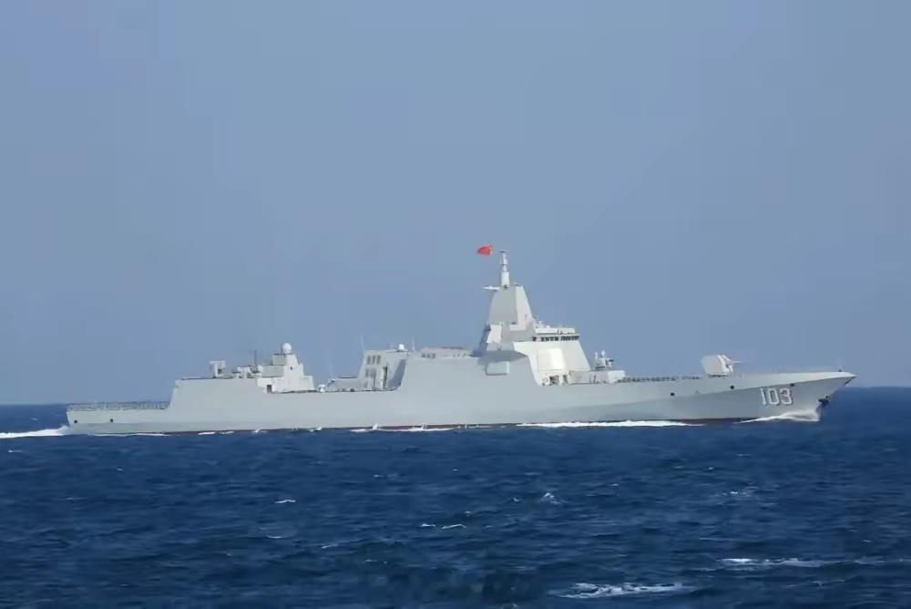 黄海上空几声巨响，055大驱击落大批无人机，给美日指挥官上了一课！据俄罗斯卫星通