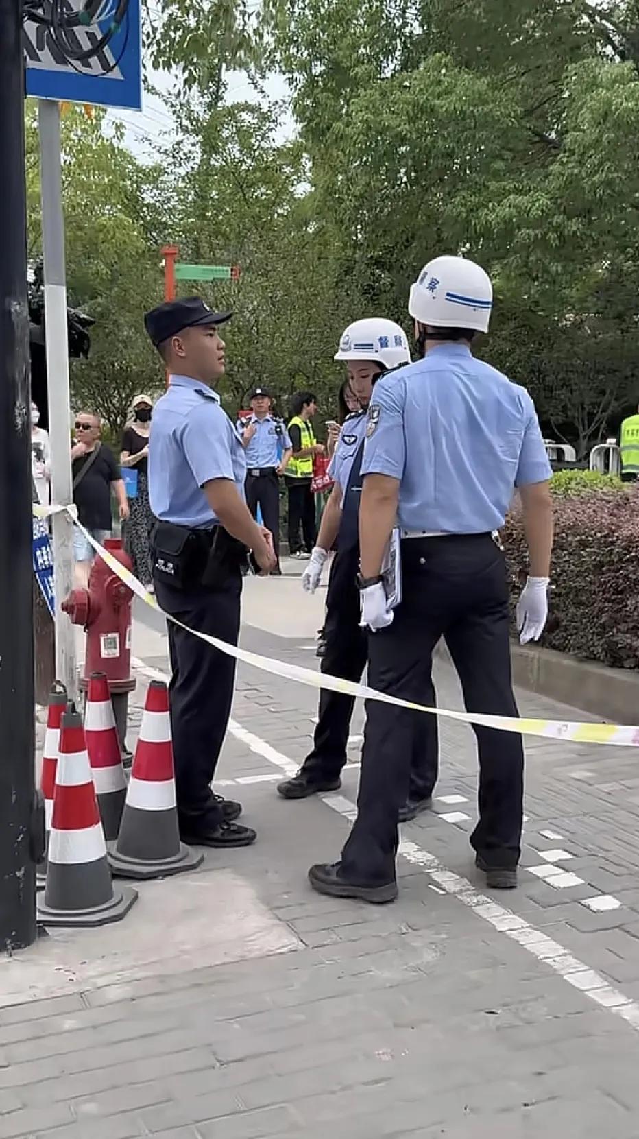人民警察，原来也是受别的警种管理的。

在部队里，知道士兵军人是受军队督察管的。