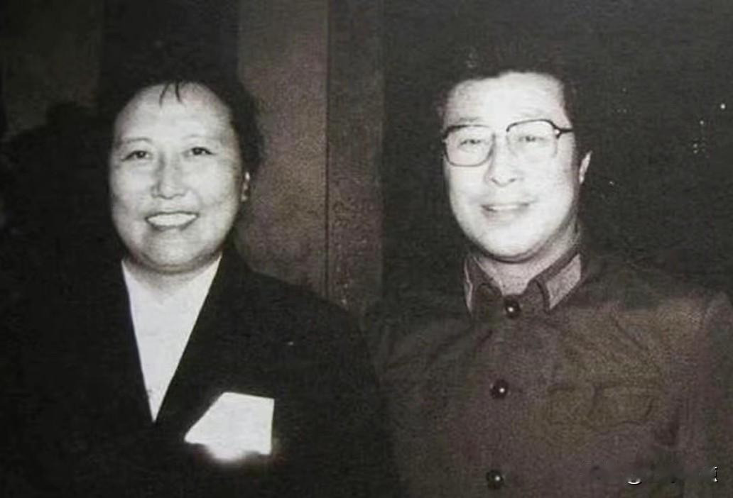 彼年，和王心刚合影的这位中年女士是谁？
她是六十年代中国影坛的当红影星，主演了两