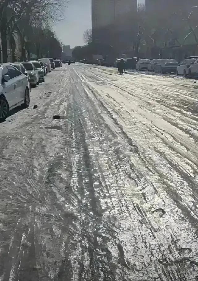冻雨和下雪还真不一样…
你看看这地面，冻住了，确实铲不掉！
你觉得呢？？