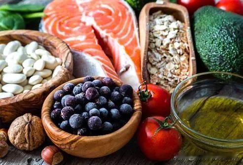 冬季孩子长速慢？多给孩子吃这6种食物 

1、牛奶
牛奶中富含钙和蛋白质，可以提