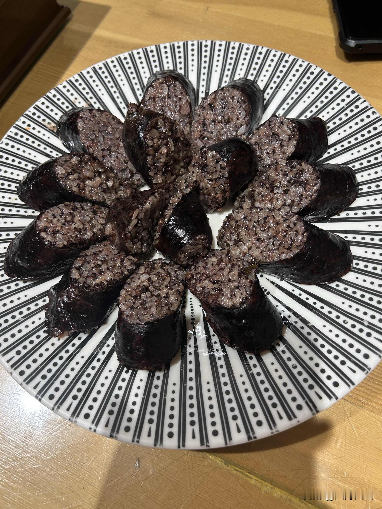 饭后，我俩溜达到2路车站，这里有一款特别有名的小吃，2路小丸子。由于早些年店开在