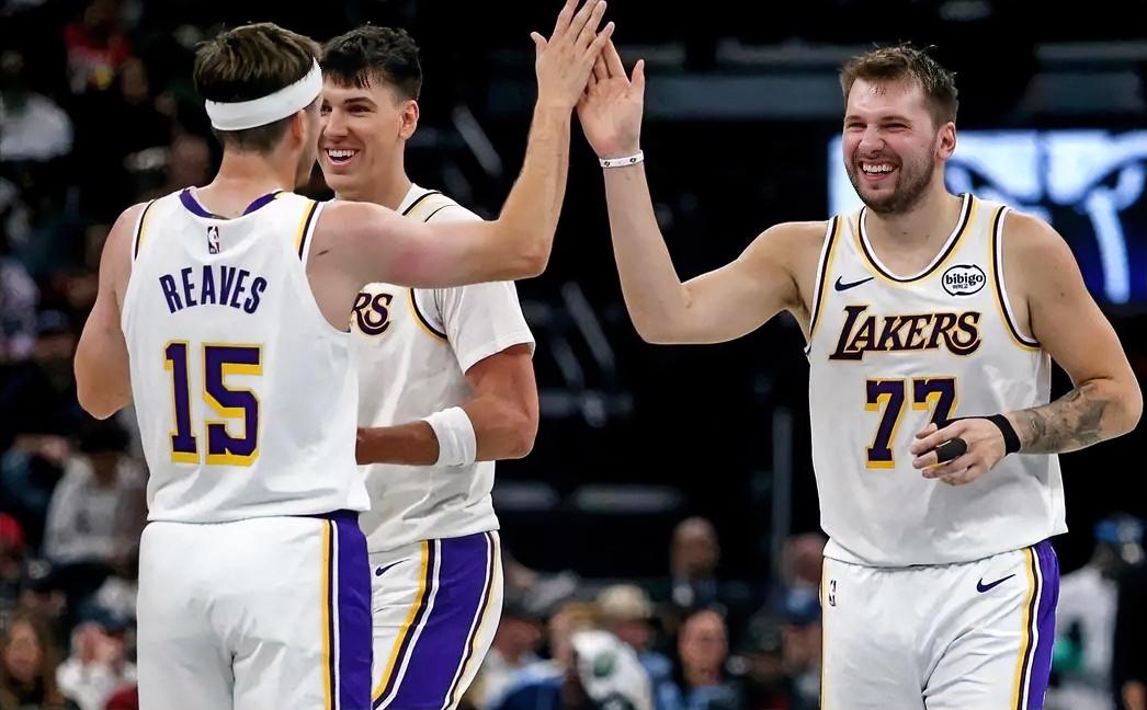 万万没想到，湖人队是靠三名白人球员稳住了西部前四的位置！

今天湖人主场战胜热火