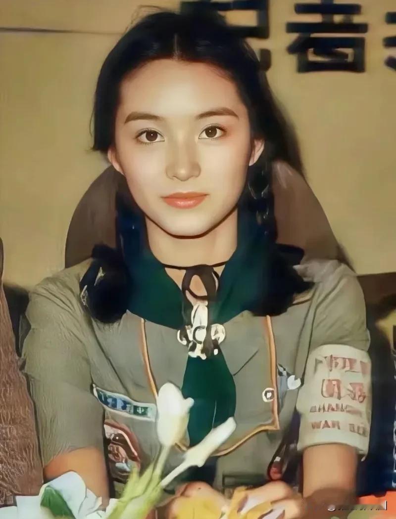 林青霞年轻时候美得真的非常大气端庄，眉眼如画说的就是她，老天最满意的作品，长相非
