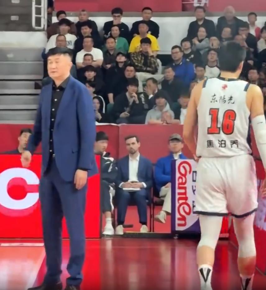 咋了？焦泊乔被换下场，与杜锋毫无交流！
看广东队对阵山西队的比赛，相信不少球迷都