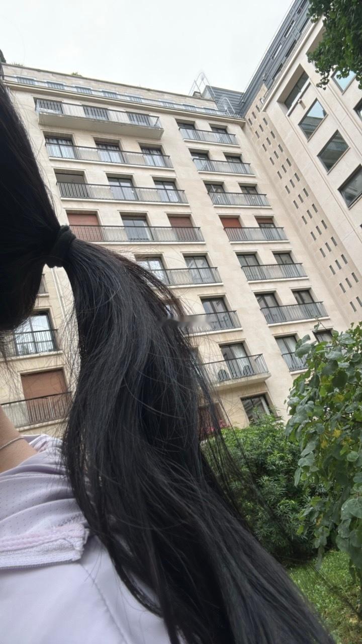 给自己土笑了 我发现穿得一言难尽的时候拍照pose也自动融为一体 不过我还蛮自信