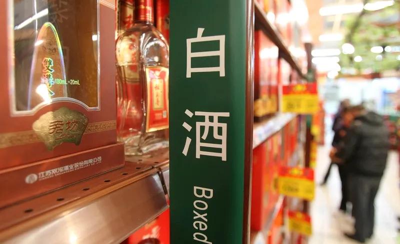 高端白酒开瓶率仅达30%。
即便有钱买来放在家中，也不舍得饮用。
未来的年轻人更